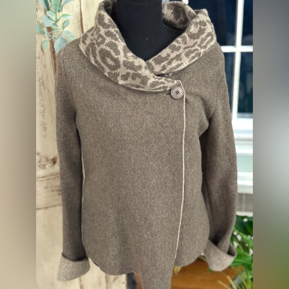 Chiaramente Wool Blend Leopard print Cowl neck Lagenlook sweater.Tan. Small.